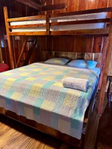 Postel nebo postele na pokoji v ubytování Villa Naatang Bohol Beach House 1