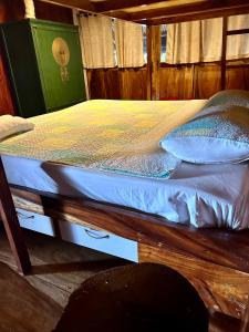 Postel nebo postele na pokoji v ubytování Villa Naatang Bohol Beach House 1