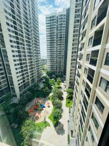 - une vue sur un parc d'une ville avec de grands bâtiments dans l'établissement Linh Linh House - Vinhomes Ocean Park, à Gia Lâm Pho