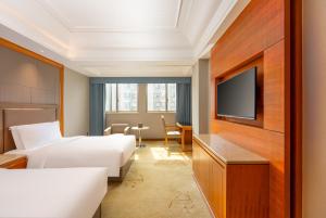 A television and/or entertainment centre at 上海戴斯温德姆酒店 Shanghai Days Wyndham Hotel