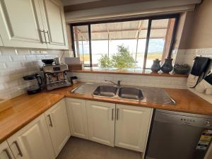 un bancone della cucina con lavandino e finestra di Lot 1002 Underground Home a Coober Pedy