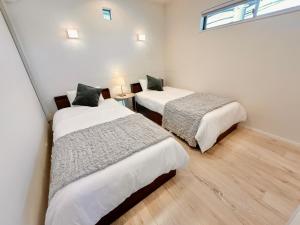 a room with two beds and a window at Villa RIKUNOYA SUZUKA in Suzuka