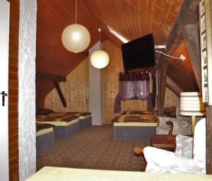 ハーゲンにあるWaldhotel Lembergのベッド2台と薄型テレビ付きの部屋