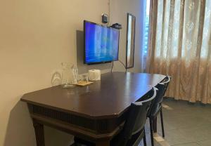 TV a/nebo společenská místnost v ubytování Hotel Harbour Inn + 27 fotografií