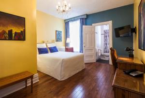 Cama ou camas em um quarto em Hotel Chateau de l'Argoat
