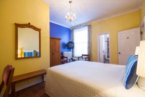 Cama ou camas em um quarto em Hotel Chateau de l'Argoat