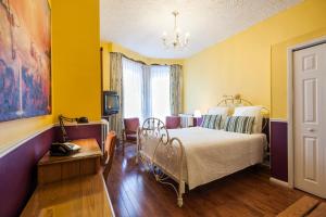 Cama ou camas em um quarto em Hotel Chateau de l'Argoat