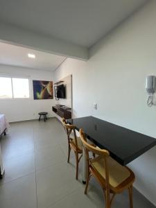 un soggiorno con un grande tavolo nero e sedie di Studio Westfit maior espaço a Mossoró Altre 8 foto