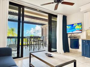 TV a/nebo společenská místnost v ubytování Sapphire Beach Beachfront Condo Free Wi - Fi! - Save!