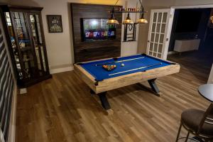 Biliár nebo kulečník v ubytování Modern 5 BR Stay Minutes From LBI