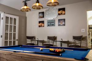 Biliár nebo kulečník v ubytování Modern 5 BR Stay Minutes From LBI