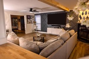 Posezení v ubytování Modern 5 BR Stay Minutes From LBI