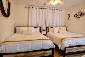 Postel nebo postele na pokoji v ubytování Modern 5 BR Stay Minutes From LBI