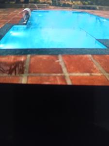 Bazen u ili blizu objekta Khan Resort Matheran