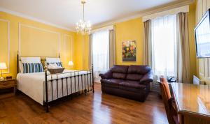 Cama ou camas em um quarto em Hotel Chateau de l'Argoat