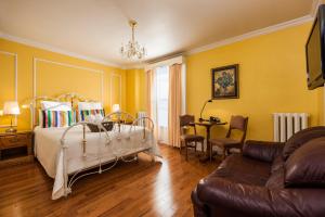 Cama ou camas em um quarto em Hotel Chateau de l'Argoat