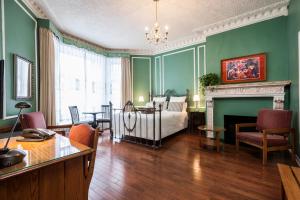 Cama ou camas em um quarto em Hotel Chateau de l'Argoat
