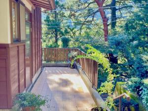Een tuin van #熱海古民家 #来宮神社 バーベキュー温泉