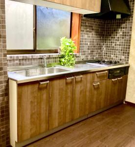 Een keuken of kitchenette bij #熱海古民家 #来宮神社 バーベキュー温泉
