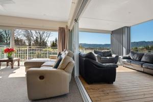 Ein Sitzbereich in der Unterkunft Fairway views entire home