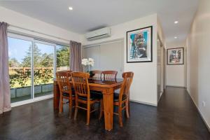 Galeriebild der Unterkunft Fairway views entire home in Matamata