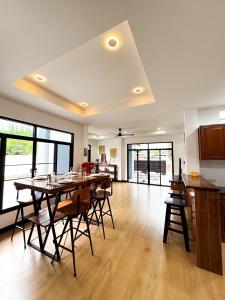 a dining room with a table and some chairs at villa kitty in Ban Thung Satong