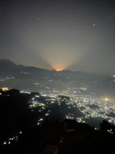 Pemandangan gunung umum atau pemandangan gunung yang diambil dari hotel