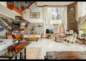 Χώρος καθιστικού στο Roades Vacation House Tagaytay