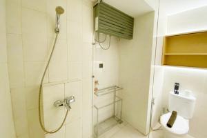 ein Badezimmer mit Dusche und Toilette in der Unterkunft Scenic and Homey Studio Mataram City Apartment By Travelio in Kejayan