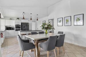 صورة لـ Waterfront Paradise Lodge Brightwaters في Morisset East +25 صورة