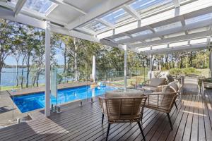 Πισίνα στο ή κοντά στο Waterfront Paradise Lodge Brightwaters