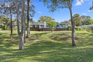 Κήπος έξω από το Waterfront Paradise Lodge Brightwaters