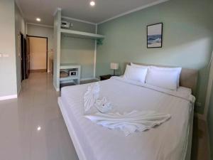 Postel nebo postele na pokoji v ubytování J & Ariya Hotel Near Samui Airport and Koh Phangan Pier