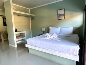 Postel nebo postele na pokoji v ubytování J & Ariya Hotel Near Samui Airport and Koh Phangan Pier