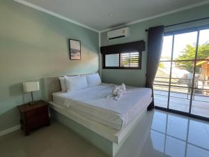 Postel nebo postele na pokoji v ubytování J & Ariya Hotel Near Samui Airport and Koh Phangan Pier