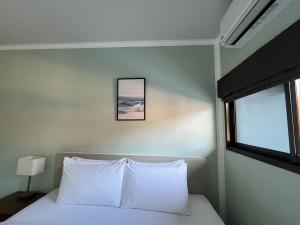 Postel nebo postele na pokoji v ubytování J & Ariya Hotel Near Samui Airport and Koh Phangan Pier