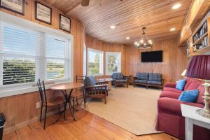 una sala de estar con un sofá y una mesa en Laughin Place I home by Peace Vacations, en Pawleys Island