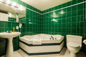 Um banheiro em Hotel Chateau de l'Argoat