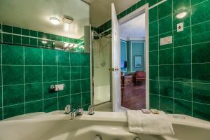 Um banheiro em Hotel Chateau de l'Argoat