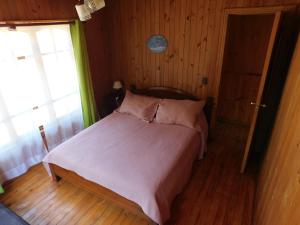 Ένα ή περισσότερα κρεβάτια σε δωμάτιο στο Cabaña Sector La Vaina, Lago Lanalhue