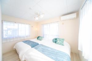 Miraie Yokkaichi Shinhamacho房間的床
