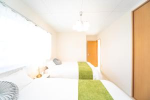 Miraie Yokkaichi Shinhamacho房間的床