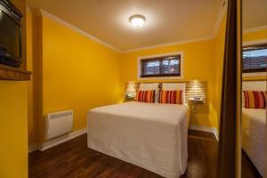 Cama ou camas em um quarto em Hotel Chateau de l'Argoat