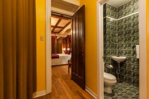 Um banheiro em Hotel Chateau de l'Argoat