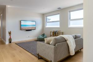 ローズバッドにあるRosewood Retreat New luxury Homeのソファと薄型テレビのあるリビングルーム