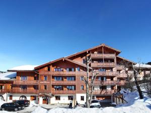 圣母贝莱克Appartement cosy à Notre-Dame-de-Bellecombe, superbe vue - FR-1-807-69的一座大楼，车停在雪地里