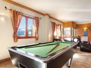 圣母贝莱克Bel appartement cosy 3 chambres à Notre-Dame-de-Bellecombe - FR-1-807-67的有一张台球桌的客厅