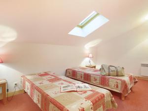 圣母贝莱克Bel appartement cosy 3 chambres à Notre-Dame-de-Bellecombe - FR-1-807-67的带天窗的客房内的两张床 更多10张照片