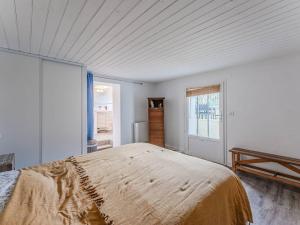 a bedroom with a large bed and a window at Maison arcachonnaise 3 ch., jardin, proche plage et commerces, WIFI - FR-1-433-129 in Arcachon