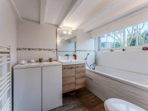 a white bathroom with a tub and a sink and a bath tubermott at Maison arcachonnaise 3 ch., jardin, proche plage et commerces, WIFI - FR-1-433-129 in Arcachon +12 photos